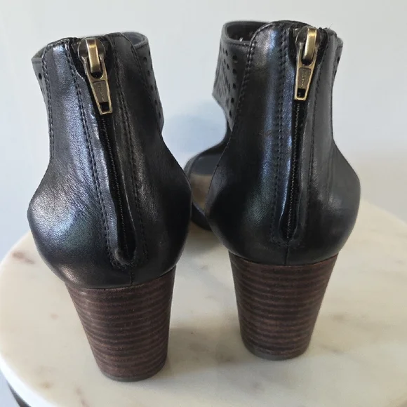 Clarks Black Perforated Leather Block Heel Sandals Size 12 - Picture 4 of 6